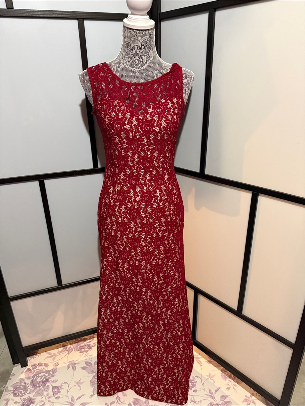 Miusol Red Lace Boatneck Sleeveless Maxi Dress
